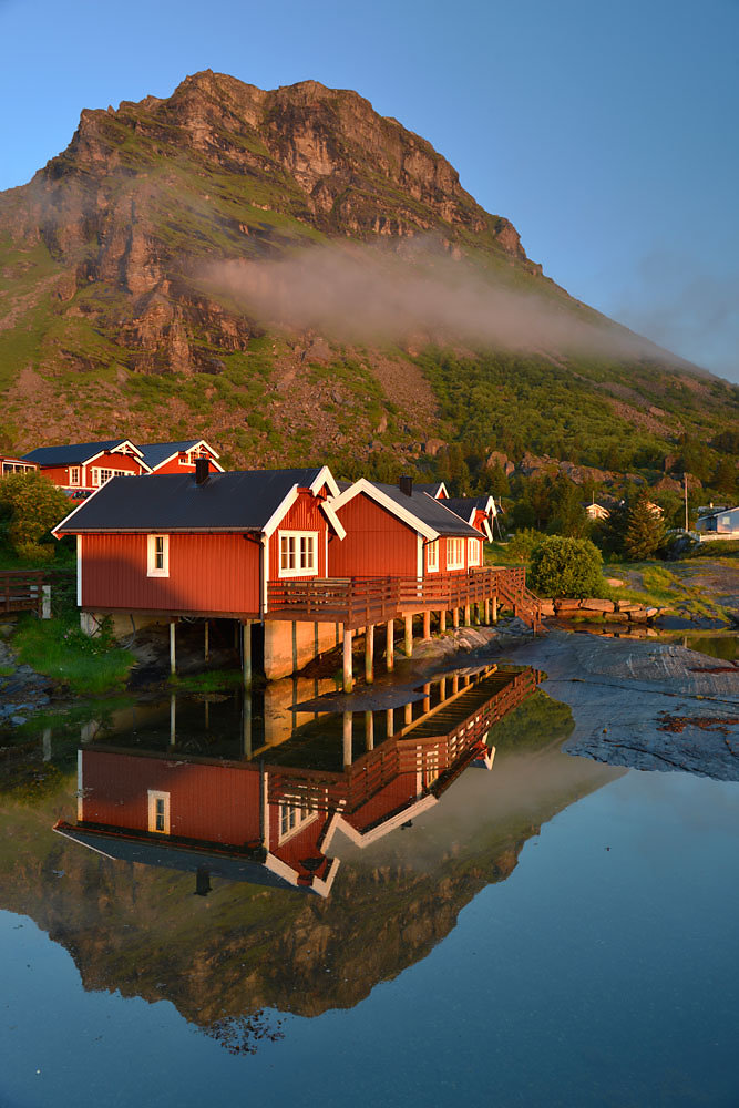 lovund-norwegen-rorbu-huette-berg.jpg